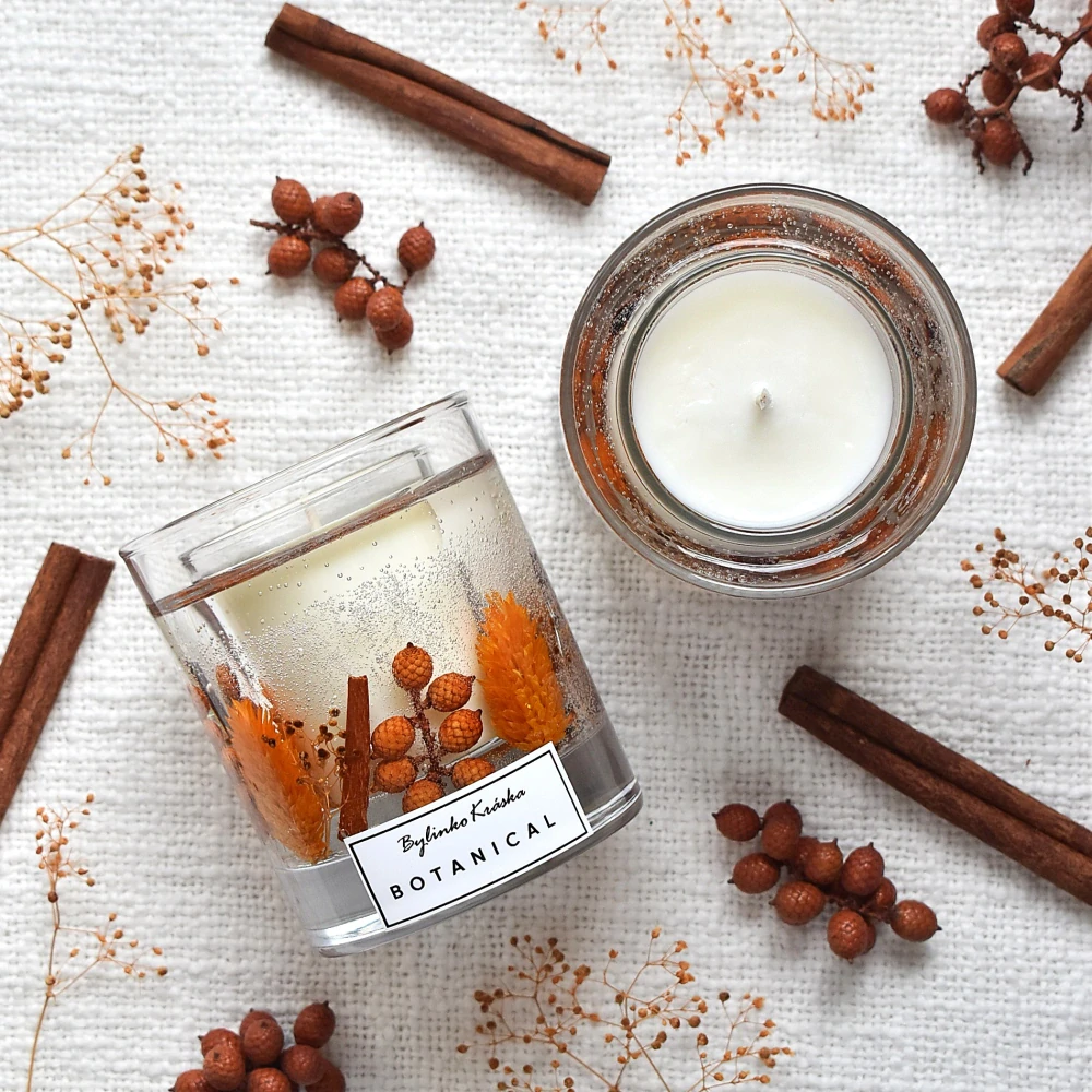DÝNOVÉ KOŘENÍ – BOTANICAL KRYSTAL sojová vonná svíčka s květy